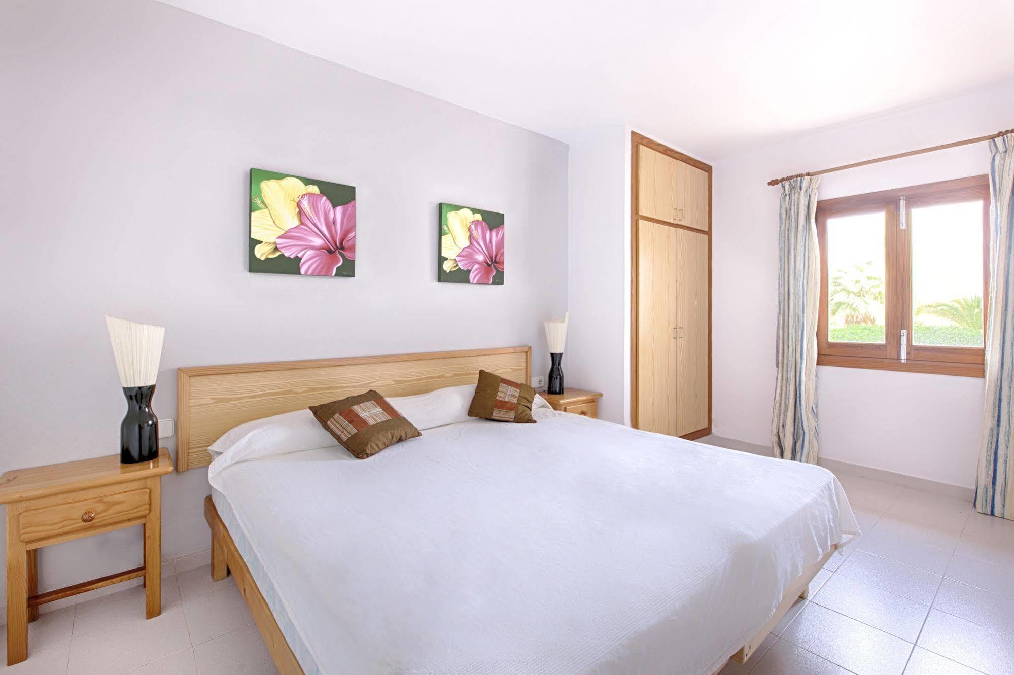Apartamentos Colomar 圣埃乌拉利亚 外观 照片